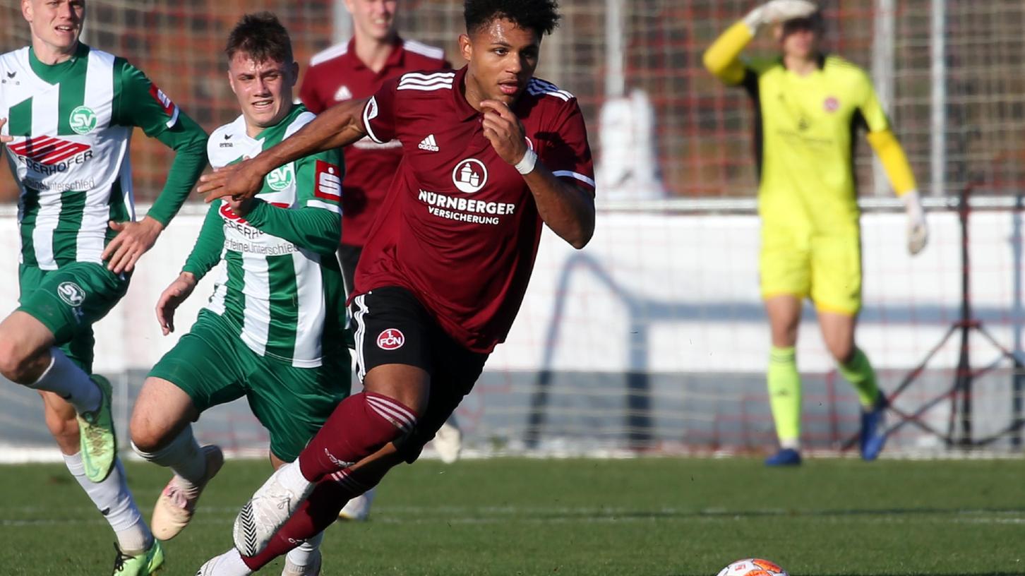 Da ist er wieder: Paul-Philipp Besong am Samstag bei seinem zweiten Einsatz nach langer Pause gegen den SV Schalding-Heining. Da ist er wieder: Paul-Philipp Besong am Samstag bei seinem zweiten Einsatz nach langer Pause gegen den SV Schalding-Heining.