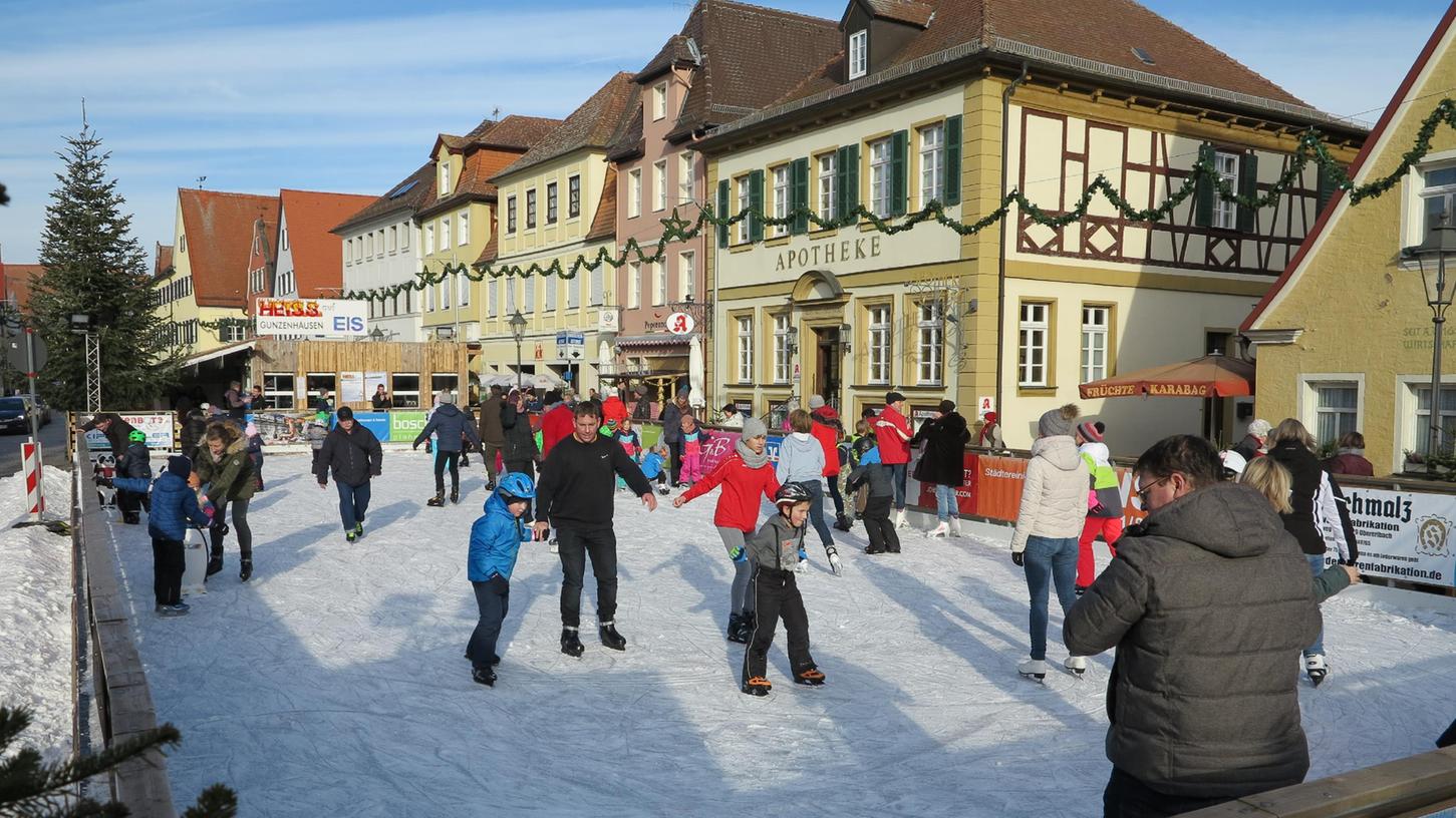 Am kommenden Freitag startet wieder der Eisbahn-Kufenspaß auf dem Marktplatz - und das gleich mit der "tanz-klar Eis"-Party. 