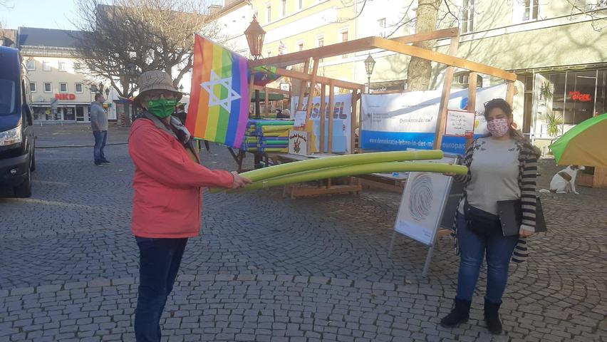 Vergangenes Jahr verzichteten die Rechtsextremisten wegen der hohen Corona-Auflagen auf einen Aufmarsch. Die Initiative "Wunsiedel ist bunt" organisierte dennoch vielfältige Aktionen unter dem Motto: "Abstand halten - vor allem nach rechts". Vergangenes Jahr verzichteten die Rechtsextremisten wegen der hohen Corona-Auflagen auf einen Aufmarsch. Die Initiative "Wunsiedel ist bunt" organisierte dennoch vielfältige Aktionen unter dem Motto: "Abstand halten - vor allem nach rechts".