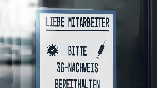Weiterhin gilt am Arbeitsplatz die 3G-Regel. Beschäftigte, die weder geimpft noch genesen sind, müssen nun entweder einen gültigen negativen Corona-PCR-Tests (gültig für 48 Stunden) vorweisen oder jeden Tag ein negatives Schnelltest-Ergebnis vorlegen. Der Arbeitgeber muss mindestens zwei Schnelltests pro Woche stellen, ansonsten ist es die Pflicht des Arbeitnehmers, den Test zu besorgen und unter Aufsicht vor Ort durchzuführen, oder alternativ auf die mittlerweile wieder kostenlosen Bürgertests zurückzugreifen.