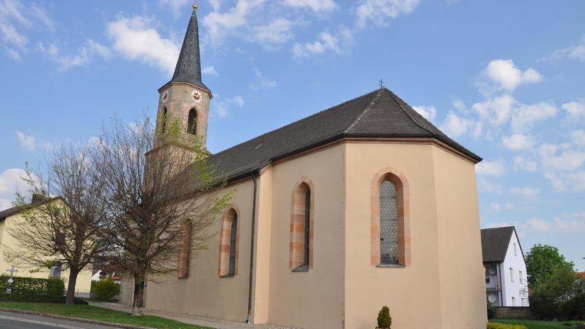 Für die Jakobuskirche in Heng wurde vor mehr als 980 Jahren der Grundstein gelegt. Das war im Jahr 1037. Bischof Gundekar weihte die Kirche im Jahr 1068 ein. Die Kirche ist das älteste Gebäude der Gemeinde. Sie wurde 1881/82 erweitert.