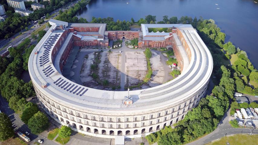 Was ein Oschi - und dabei ist das Ding noch nicht mal annährend so groß geworden, wie es die Nazis eigentlich geplant hatten. Blick von oben in die die unvollendete Kongresshalle der NSDAP, die genau einmal im Jahr zum Einsatz gekommen wäre ...