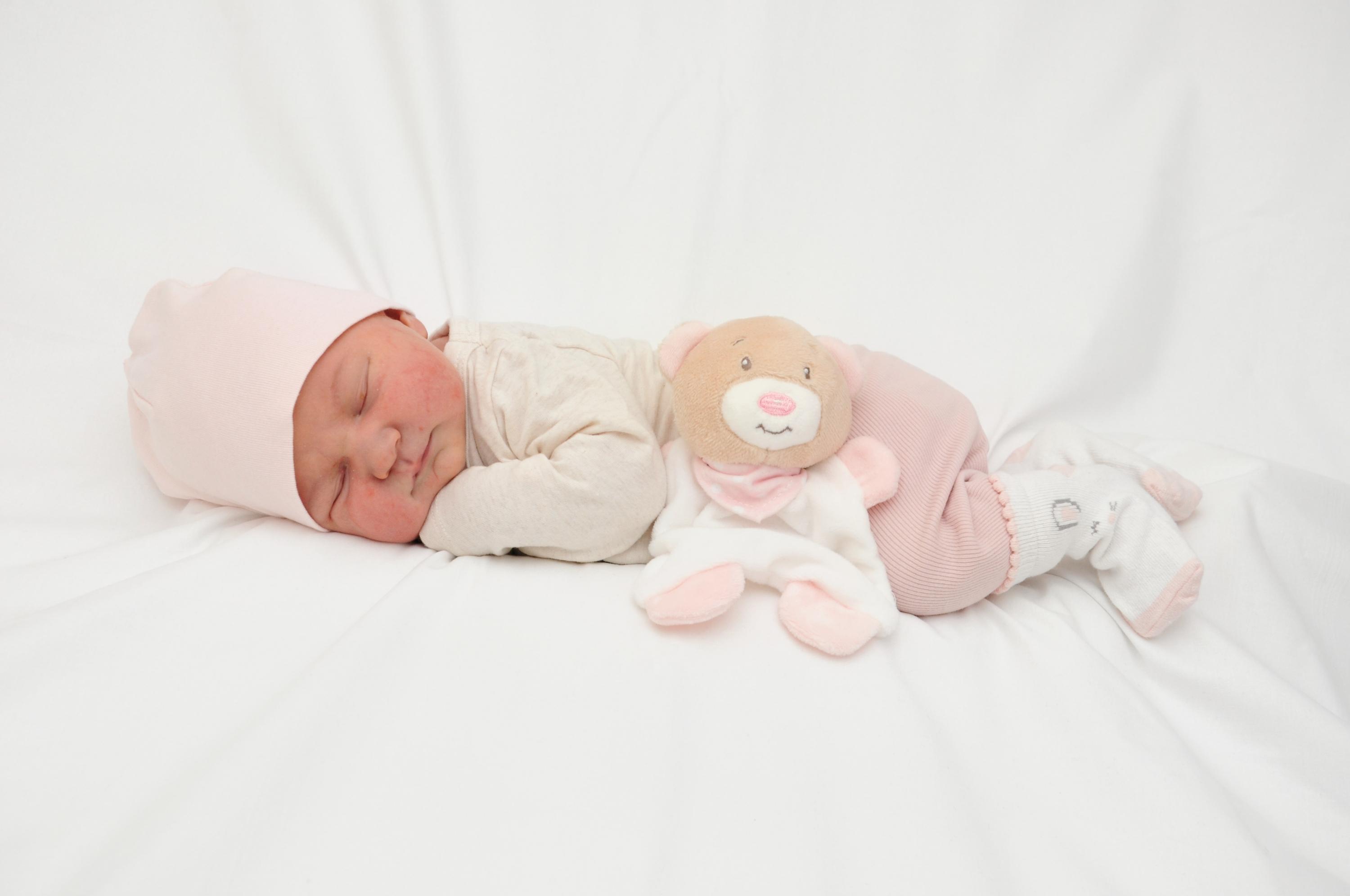 Noch ruht sich die kleine Helene aus, bevor sie voller Energie ins Leben startet. Bei 50 Zentimetern Größe brachte sie schon zur Geburt am 8. November 3620 Gramm auf die Waage.