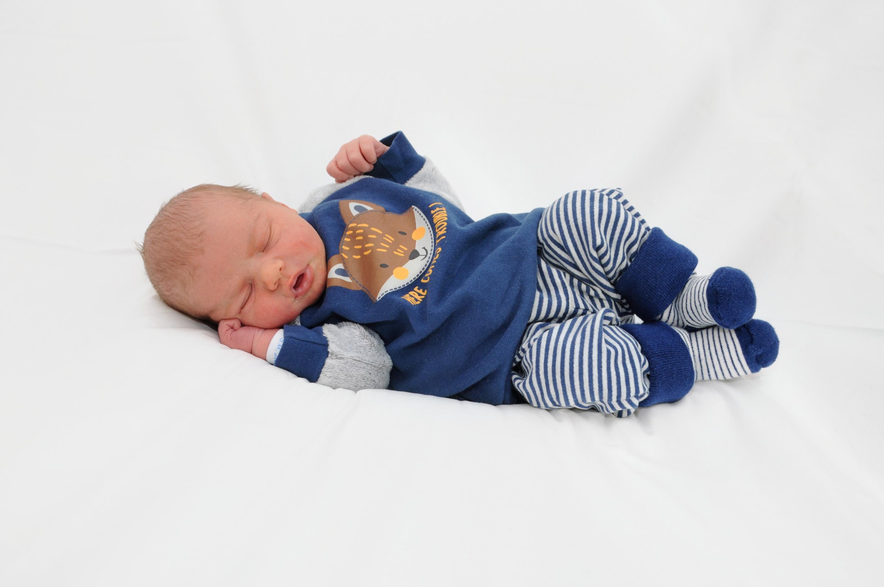 Gerade erst am 9. November geboren, strampelt der kleine Erik schon munter auf der Decke. 3680 Gramm wog er bereits bei der Geburt und dürfte noch weit über seine 52 Zentimeter Größe hinauswachsen.