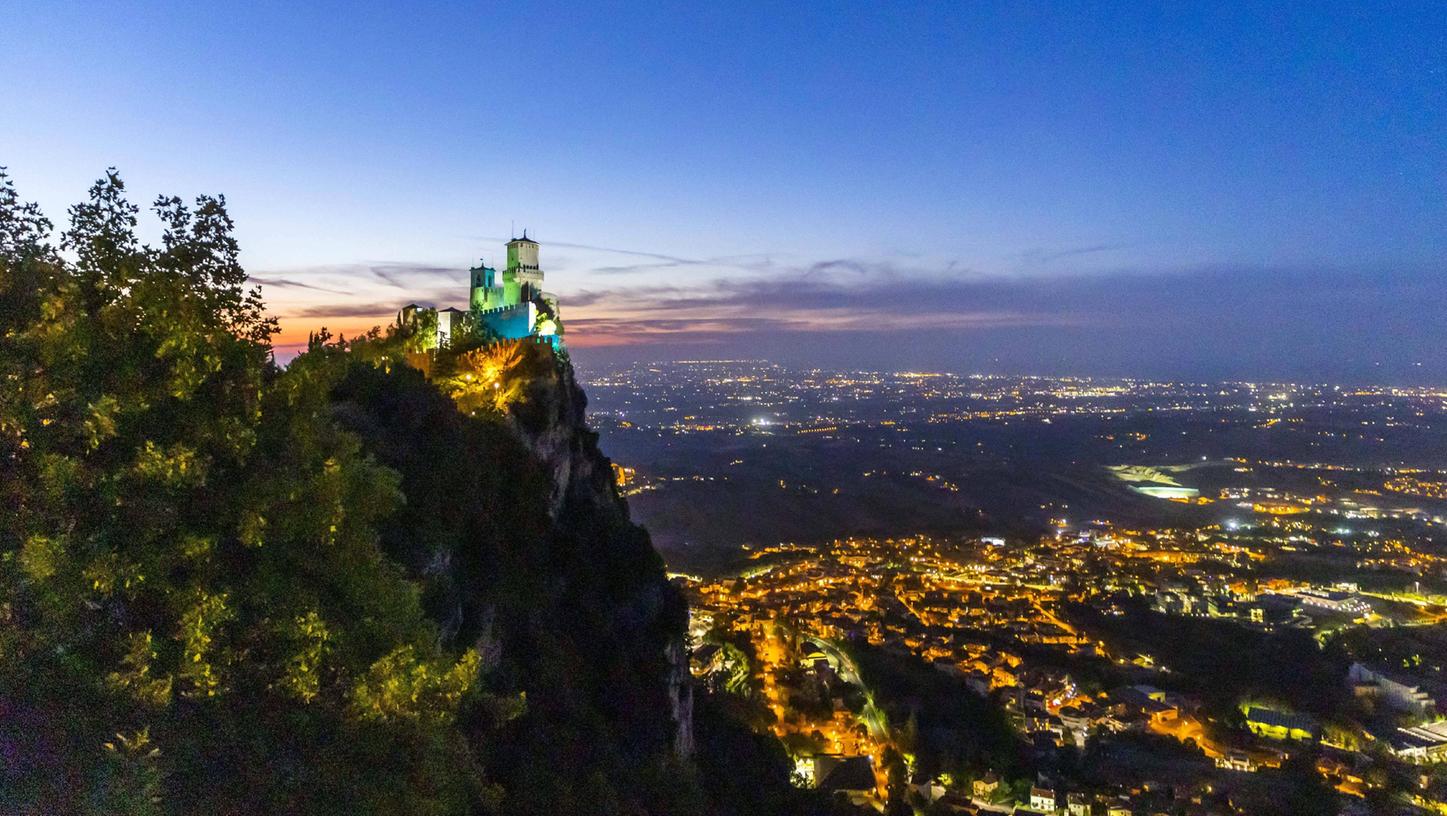 Blick von San Marinos Burg Prima Torre - La Rocca hinunter auf die italienische Ebene.
Blick von San Marinos Burg Prima Torre - La Rocca hinunter auf die italienische Ebene.