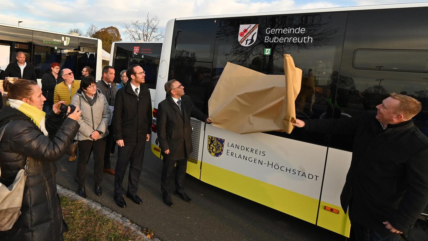 Die Wappen und Namenszüge der Gemeinden Möhrendorf, Baiersdorf und Bubenreuth prangen künftig auf den Bussen.
Die Wappen und Namenszüge der Gemeinden Möhrendorf, Baiersdorf und Bubenreuth prangen künftig auf den Bussen.