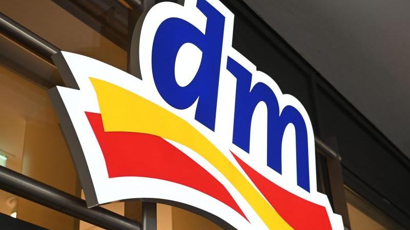 Im Sortiment des Drogeriemarktes finden sich einige Produkte, die speziell für Mädchen oder Jungen gestaltet wurden. Dafür gab es einen Negativpreis.
Im Sortiment des Drogeriemarktes finden sich einige Produkte, die speziell für Mädchen oder Jungen gestaltet wurden. Dafür gab es einen Negativpreis.