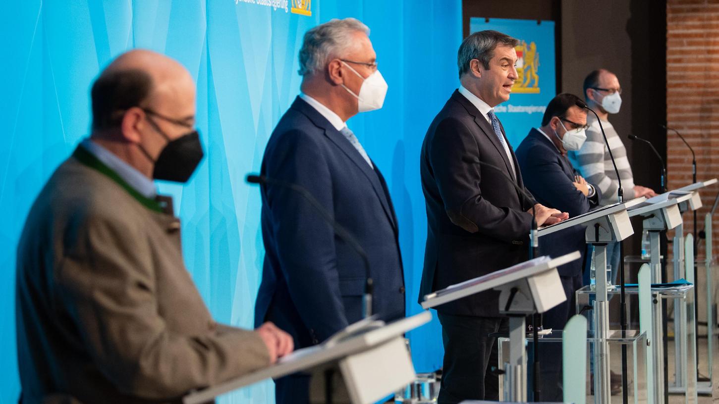 Ministerpräsident Markus Söder (dritter von links) nach dem Gespräch. 