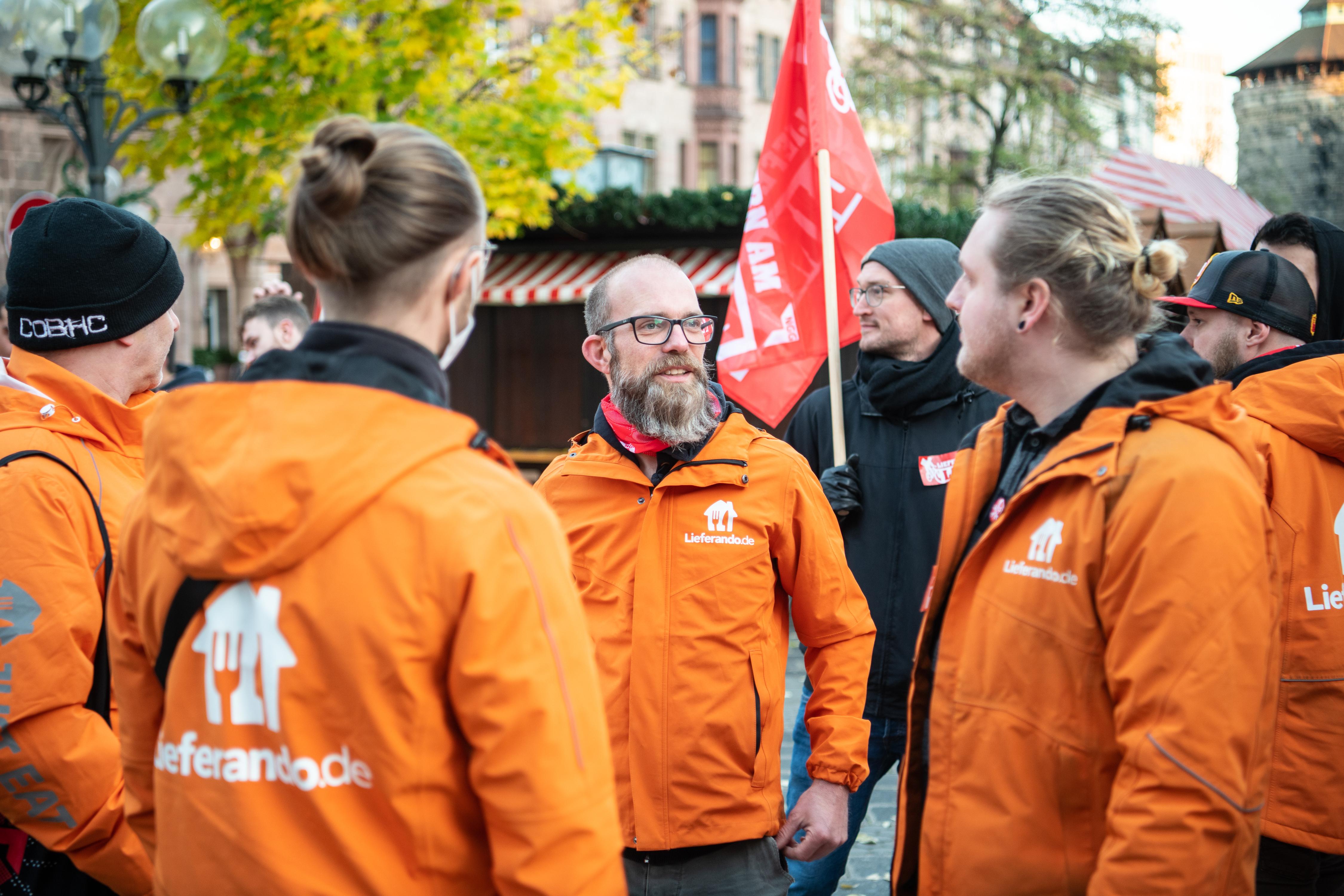 Lieferando-Fahrer fordern einen Tarifvertrag und mehr Gehalt. Lieferando-Fahrer fordern einen Tarifvertrag und mehr Gehalt.