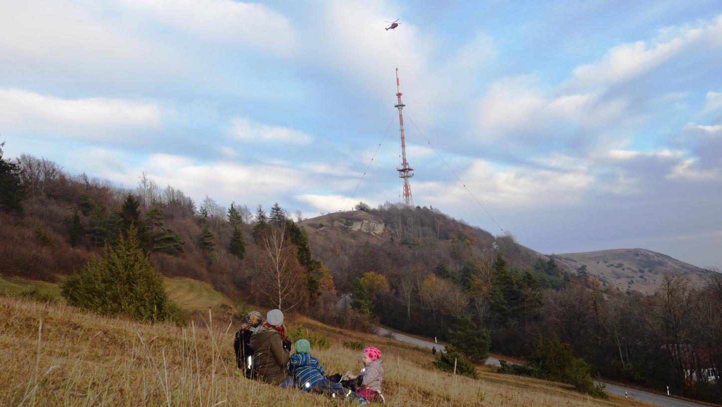 Etliche Zuschauer verfolgten in Sichtweite überall auf dem Hesselberg verstreut den Abbau.