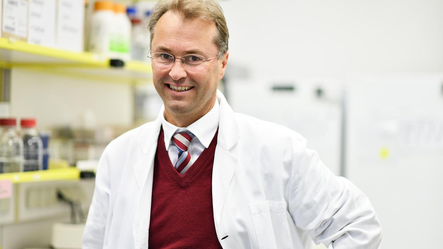  Prof. Dr. med. Klaus Überla, Direktor des Virologischen Instituts Erlangen, im Interview.