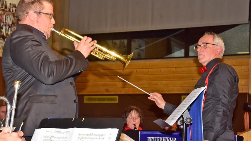 Ein letztes Mal nahm Alfred Maderer den Taktstock noch in die Hand, als sein Nachfolger Michael Leisinger das Trompetensolo spielte.
