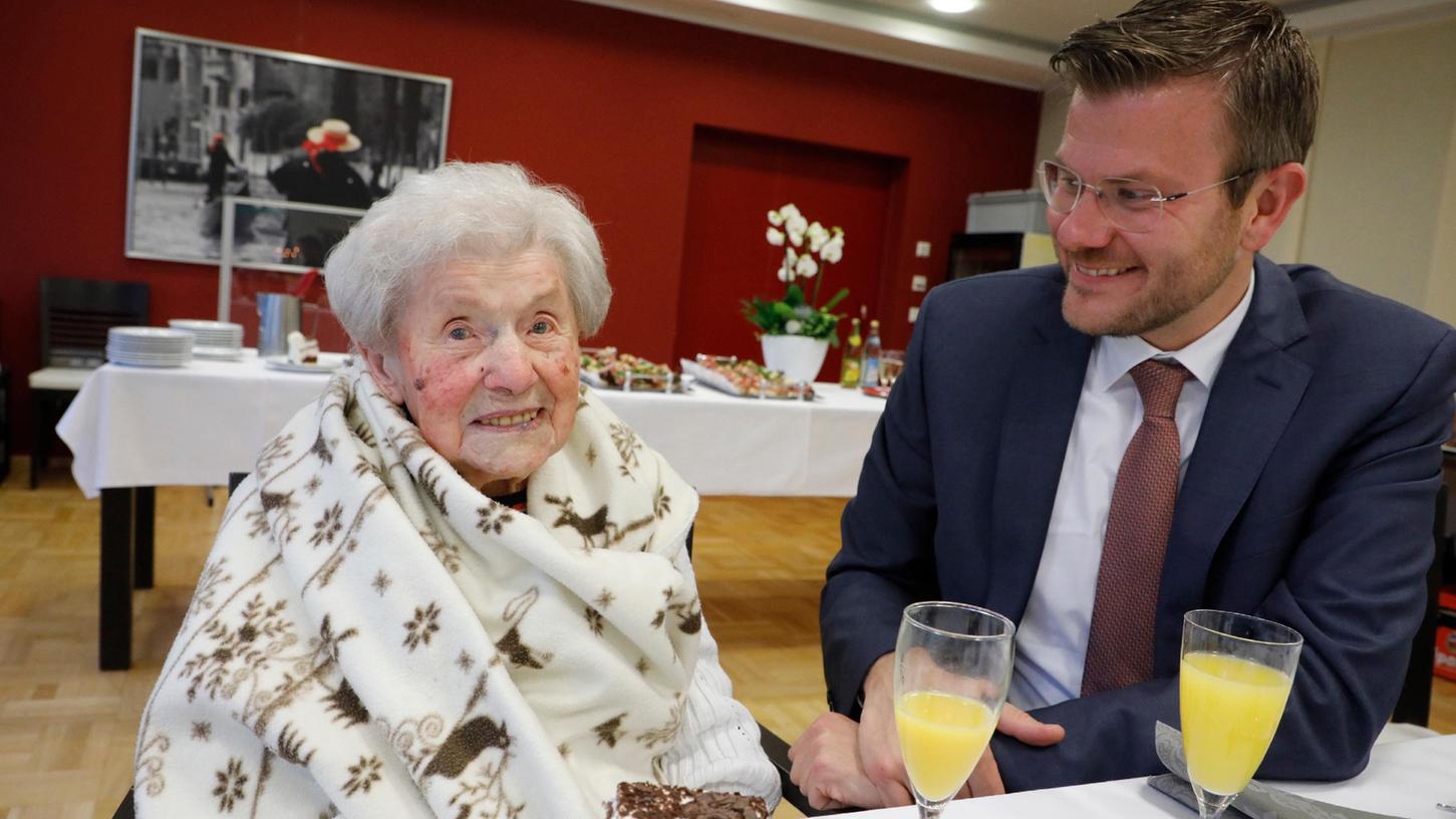 Anna-Helena Schaller, die jetzt im Seniorenheim am Zeltnerschloss lebt, begrüßt zu ihrem 108. Geburtstag einen prominenten Gratulanten: Oberbürgermeister Marcus König ist gekommen. 