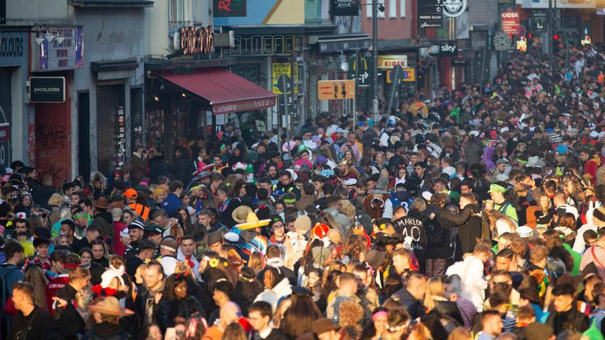 Trotz hoher Corona-Inzidenzen und überquellender Intensivstationen ist die neue Karnevalssaison mit Tausenden Feiernden eröffnet worden. In Köln, wo der elfte Elfte traditionell besonders groß begangen wird, war der Andrang enorm. Die Kritik daran ebenso.