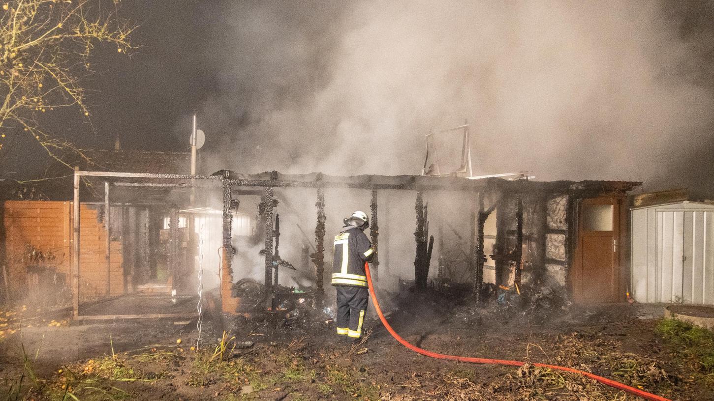 Am frühen Freitagmorgen kam es in einer Gartenanlage in Bamberg zu einem Feuer.