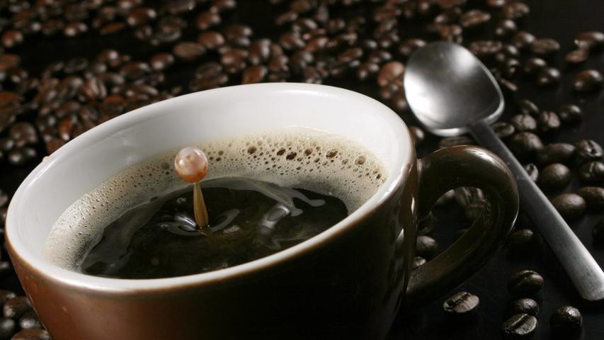 Verzicht auf den beliebten morgendlichen Muntermacher mit Koffein - für so manchen wäre das sicher ein spürbarer Verlust eines liebgewonnenen Geschmacks.  -  Was es bringt:  Alltag ohne Doping? Ein spannendes Experiment  -  Alternativen:  Koffeinfreier Tee  -  Schwierigkeitsgrad:  4 von 5