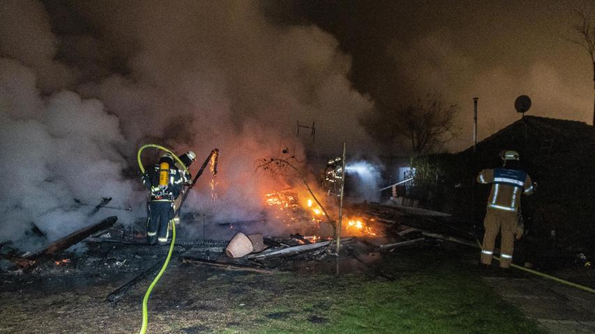 Ursache ungeklärt: Zwei Gartenhütten in Bamberg brennen komplett aus