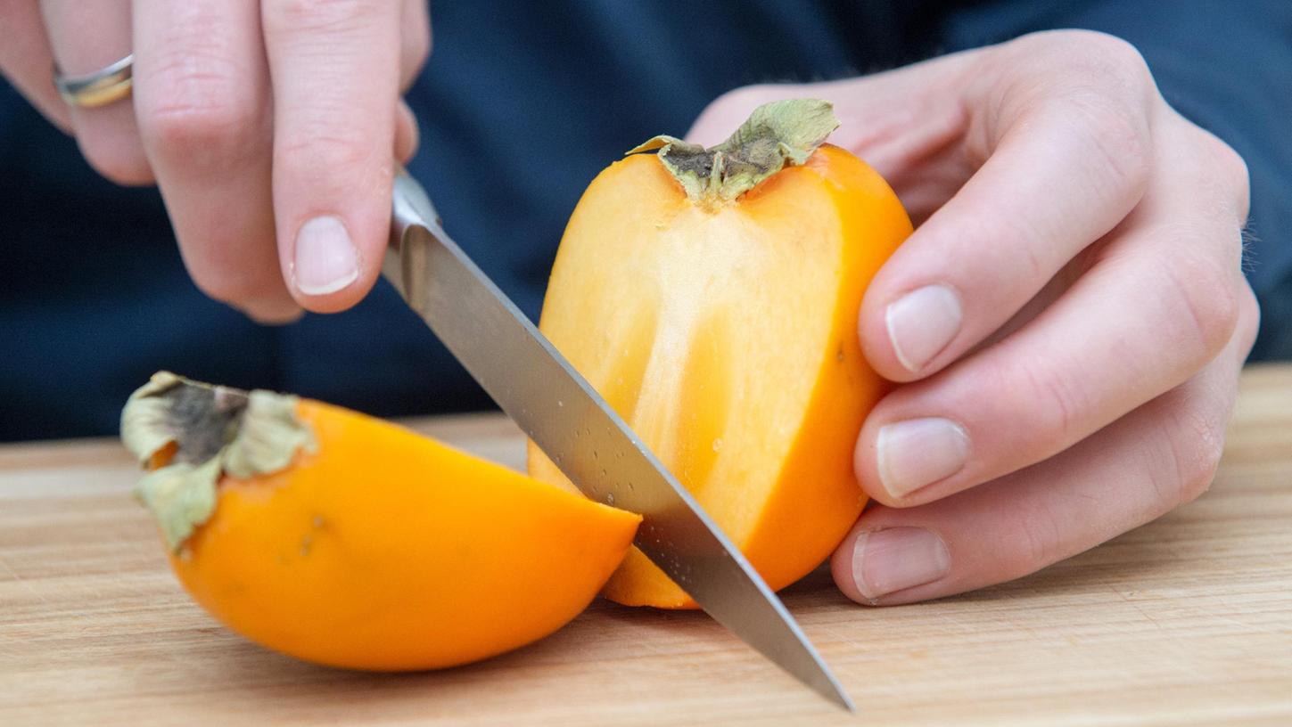Sogar in einen Blattsalat kann man sie hineinschneiden – das gibt dem Ganzen eine frische Prise Exotik. Richtig gut ist eine Kaki aber erst, wenn sie reif und weich wird.
Sogar in einen Blattsalat kann man sie hineinschneiden – das gibt dem Ganzen eine frische Prise Exotik. Richtig gut ist eine Kaki aber erst, wenn sie reif und weich wird.