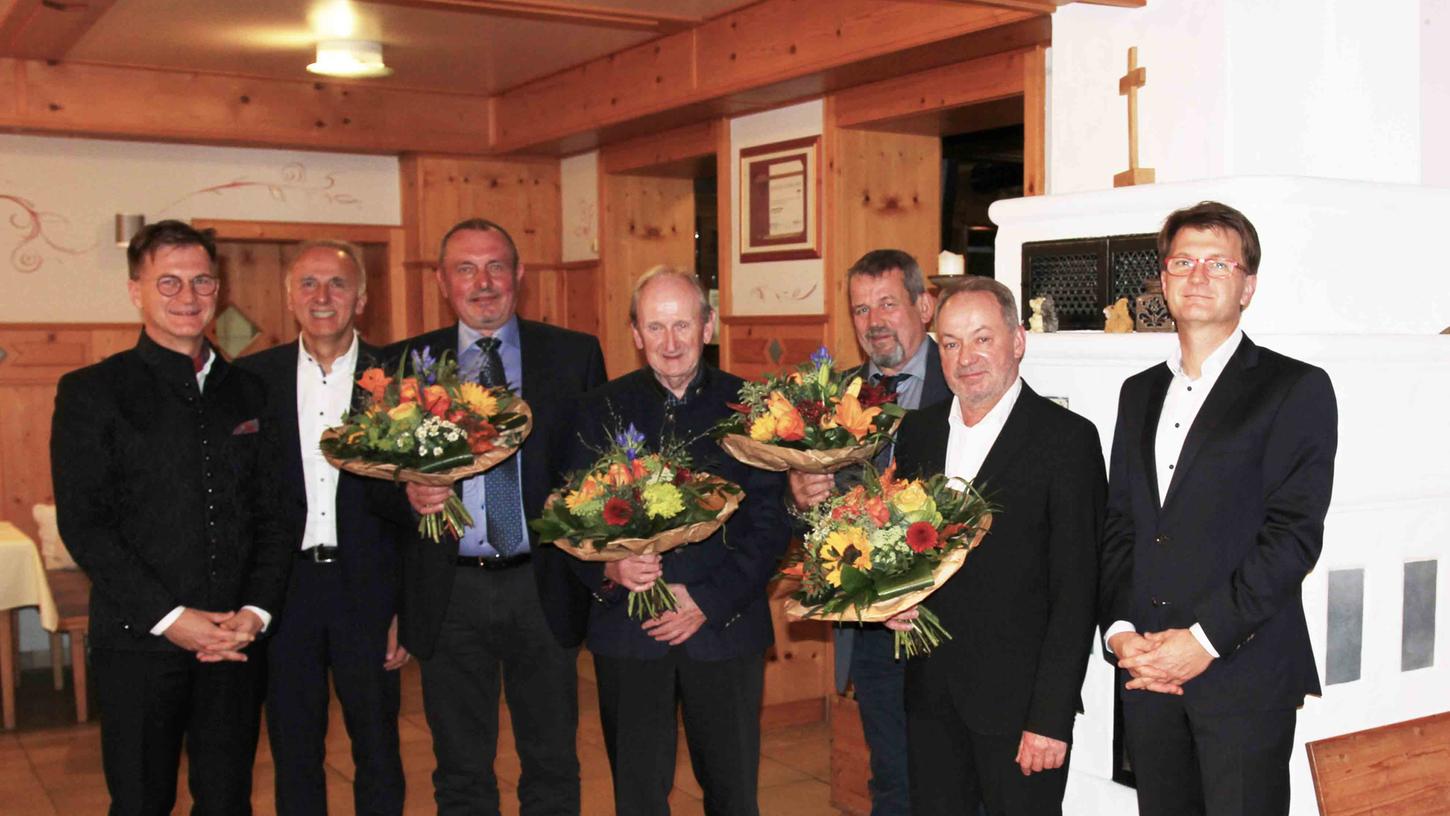 Die Vorstände Klaus Gimperlein (l.), Markus Engelmayer (2. v.ll.) und Thomas Gimperlein (r.) verabschieden die Aufsichtsräte (v.l.) Horst Schrödl, Dieter Wiegel, Hilmar Seufferlein und Hans Stigler. Die Vorstände Klaus Gimperlein (l.), Markus Engelmayer (2. v.ll.) und Thomas Gimperlein (r.) verabschieden die Aufsichtsräte (v.l.) Horst Schrödl, Dieter Wiegel, Hilmar Seufferlein und Hans Stigler.