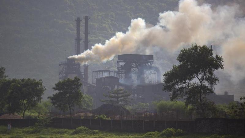 Rauch steigt aus einem mit Kohle betriebenen Werk in Indien.