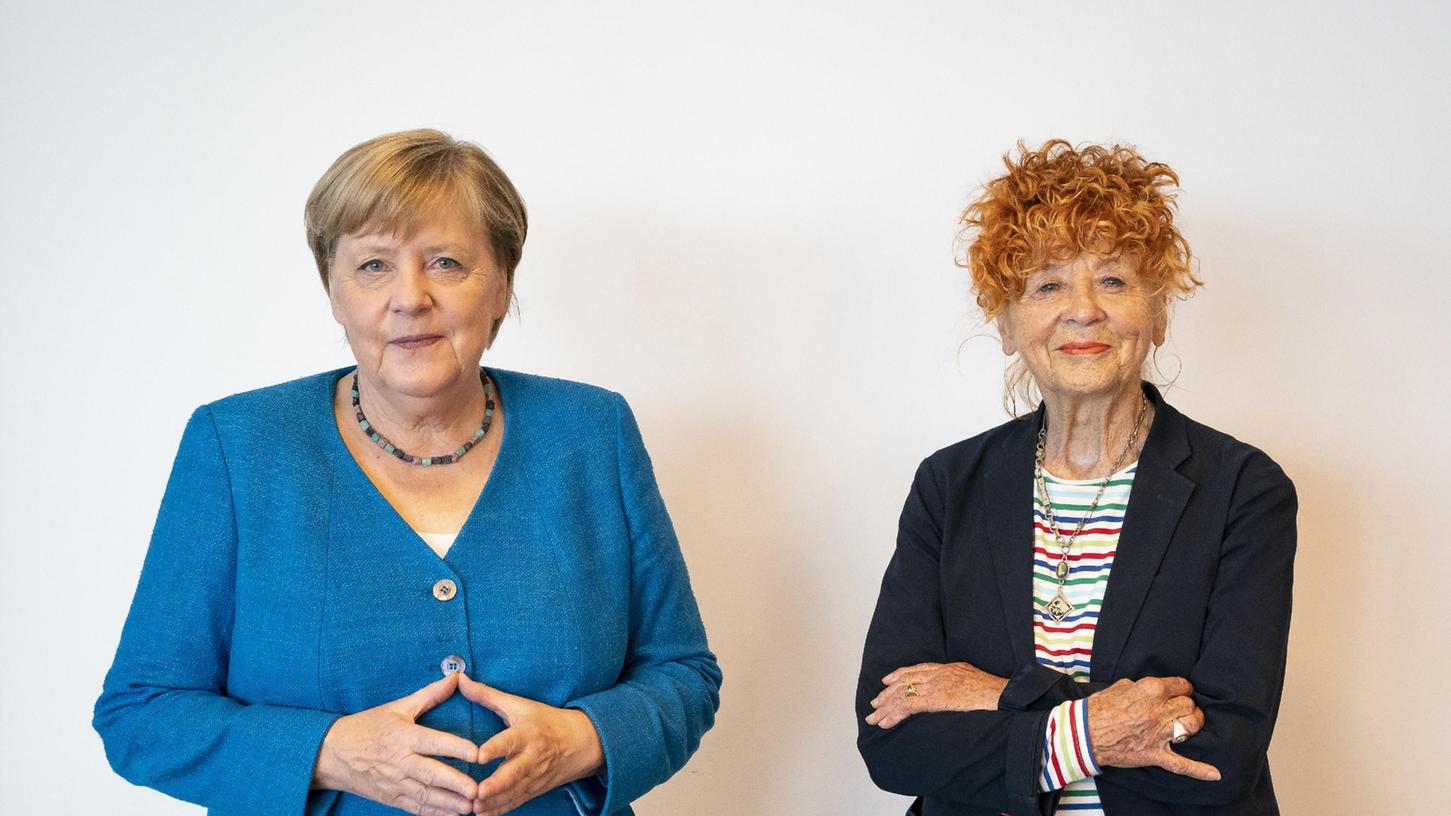 Angela Merkel und Herlinde Koelbl, Fotografin, am Rande einer Porträtsitzung, im Bundeskanzleramt. Die 82-jährige Fotokünstlerin Herlinde Koelbl hat die scheidende Kanzlerin Merkel von 1991 bis heute fast durchgängig einmal jährlich porträtiert.
