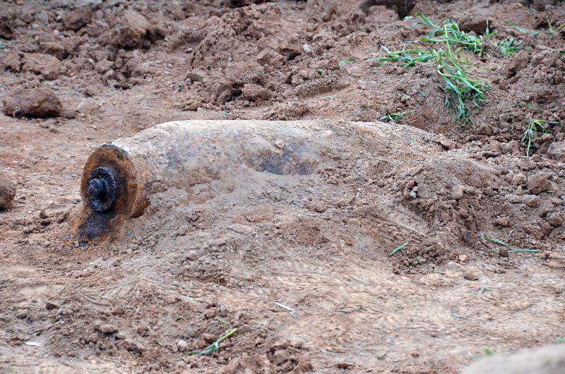 Auch der Fürther Westen hat es in sich. Während des Zweiten Weltkriegs befand sich dort ein wichtiger Fertigungsbetrieb der deutschen Luftwaffe mitsamt Flugplatz, auf den die US-Armee 1944 und 1945 etliche Bomben abwarf. Auf der Hardhöhe wurde 2011 gleich mehrere Male Blindgängeralarm ausgerufen. Im April stieß ein Bagger auf eine 125 Kilogramm schwere Fliegerbombe.