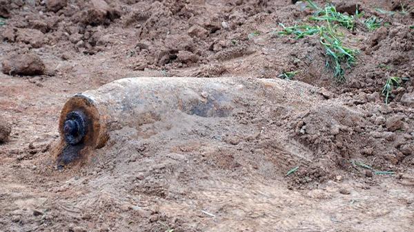 Auch der Fürther Westen hat es in sich. Während des Zweiten Weltkriegs befand sich dort ein wichtiger Fertigungsbetrieb der deutschen Luftwaffe mitsamt Flugplatz, auf den die US-Armee 1944 und 1945 etliche Bomben abwarf. Auf der Hardhöhe wurde 2011 gleich mehrere Male Blindgängeralarm ausgerufen. Im April stieß ein Bagger auf eine 125 Kilogramm schwere Fliegerbombe.