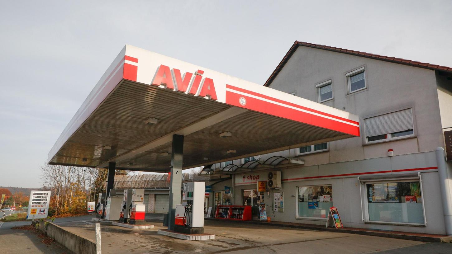 Die Avia-Tankstelle von Bernhard Seubert in Effeltrich. Wie reagieren hier die Autofahrer auf die gestiegenen Preise?  