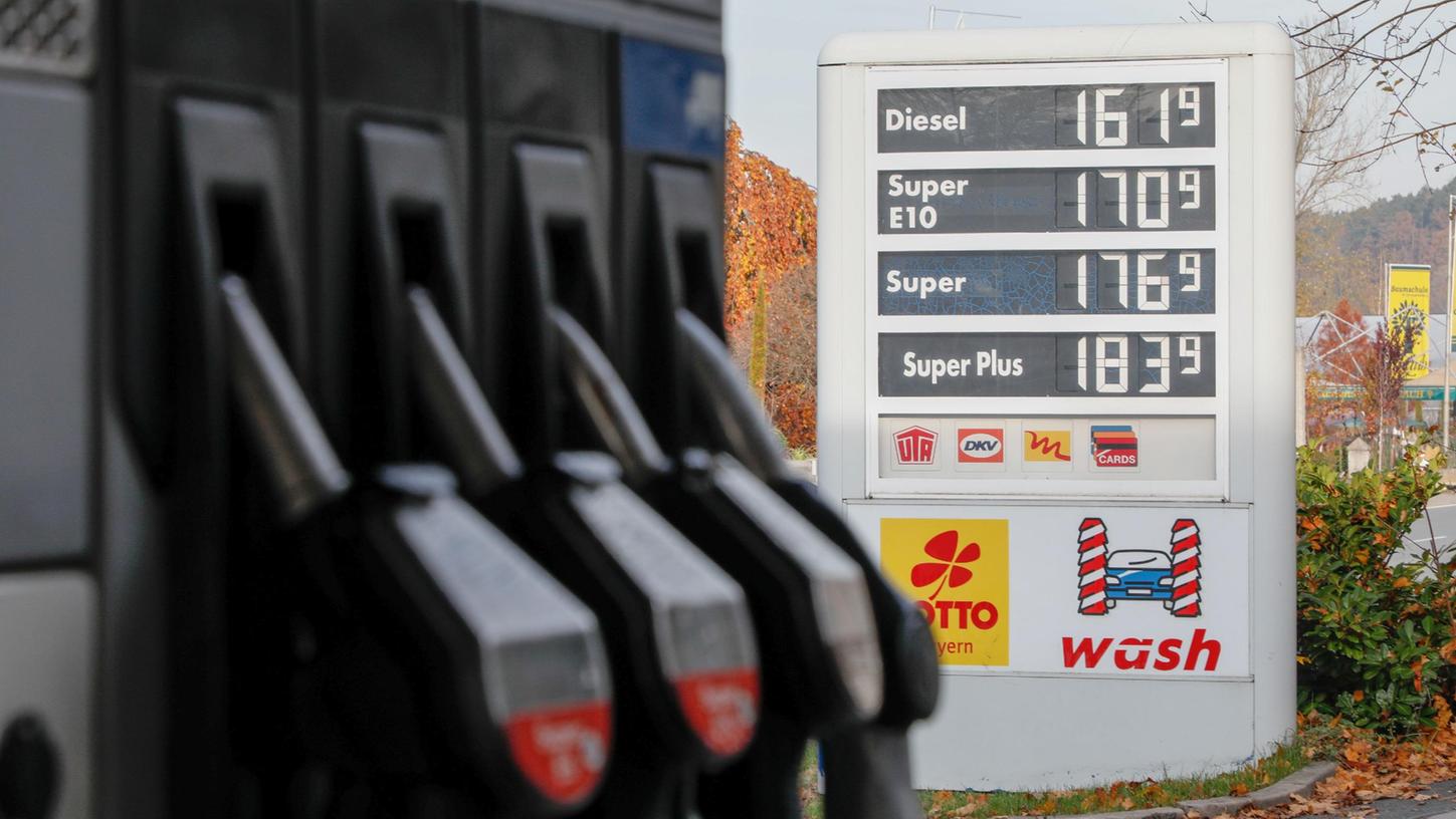 Eine Tankstelle am 10. November: Super plus gibt's pro Liter für 1,839 Euro.