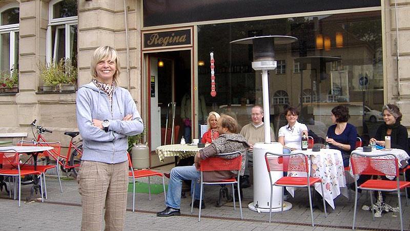 Bei schönem Wetter können die Gäste auch draußen sitzen: Die stolze Pächterin Heike Stahl vor ihrem Bei schönem Wetter können die Gäste auch draußen sitzen: Die stolze Pächterin Heike Stahl vor ihrem