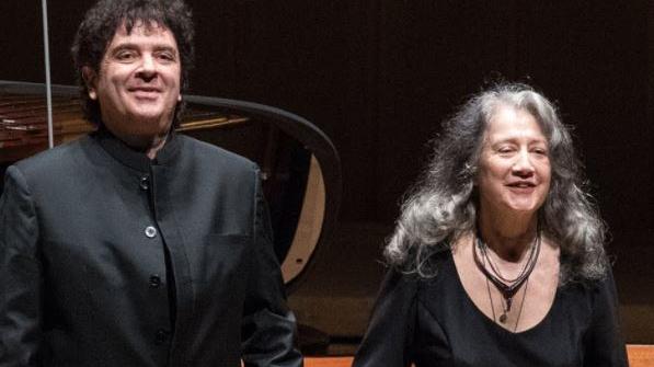 Dario Ntaca ist einer jener musikalischen Partner, mit denen Martha Argerich schon seit vielen Jahren zusammenarbeitet. In der Meistersingerhalle begeisterten sie jetzt mit Werken von Mozart und Rachmaninov.