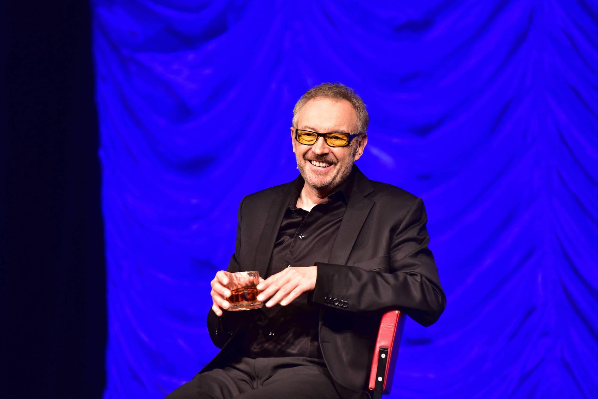 Ganze drei Abende am Stück steht Österreichs wohl populärster Kabarettist auf der Bühne der Tafelhalle in Nürnberg. Von Dienstag, 30. November 2021, bis Donnerstag, 2. Dezember 2021, attackiert Josef Hader die Lachmuskeln seines Publikums mit seinem frisch veröffentlichten Programm "Hader On Ice". Beginn ist jeweils um 20 Uhr.