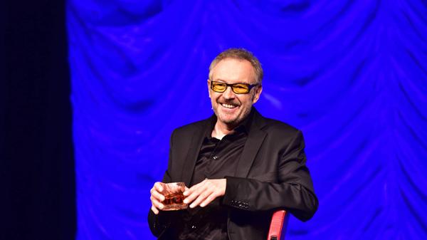 Ganze drei Abende am Stück steht Österreichs wohl populärster Kabarettist auf der Bühne der Tafelhalle in Nürnberg. Von Dienstag, 30. November 2021, bis Donnerstag, 2. Dezember 2021, attackiert Josef Hader die Lachmuskeln seines Publikums mit seinem frisch veröffentlichten Programm "Hader On Ice". Beginn ist jeweils um 20 Uhr.