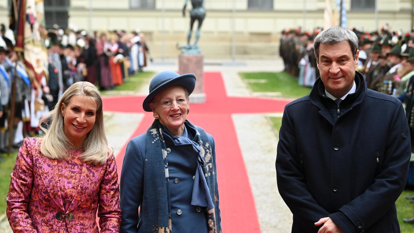  Markus Söder (CSU), Ministerpräsident von Bayern, begrüßt zusammen mit seiner Frau Karin Baumüller-Söder (l) Königin Margrethe II. von Dänemark an der Residenz München. 