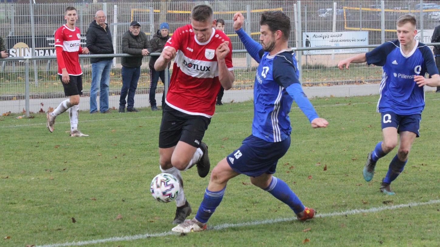 Erst 20 Jahre alt, aber schon eine feste Größe beim TSV 1860 Weißenburg in der Landesliga: Daniel Hofrichter (am Ball), der zuletzt auch beim Heimsieg gegen die SG Quelle Fürth (unser Bild) eine starke Leistung im Mittelfeld gezeigt hat.  