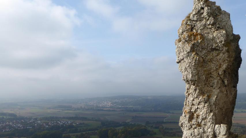 Wiesenthauer Nadel nennt man diesen schlanken Walberla-Felsen, weil man einen schönen Blick auf den Ort Wiesenthau hat.