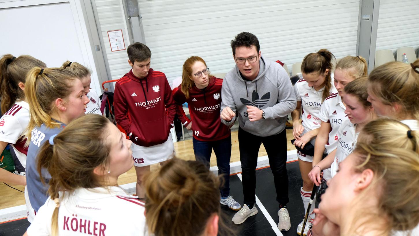 "Solange ich mich einigermaßen bewegen kann, spiele ich lieber als dass ich coache", sagt Nina Hasselmann (Mitte, daneben Trainer Henry Schneider)