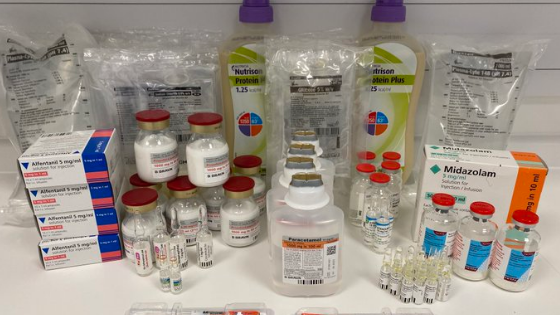 Ein vom Arzt David Windsor auf Twitter hochgeladenes Bild zeigt die Medikamentenpalette, die ein Covid-Patient in Intensivbehandlung an nur einem Tag benötigt.