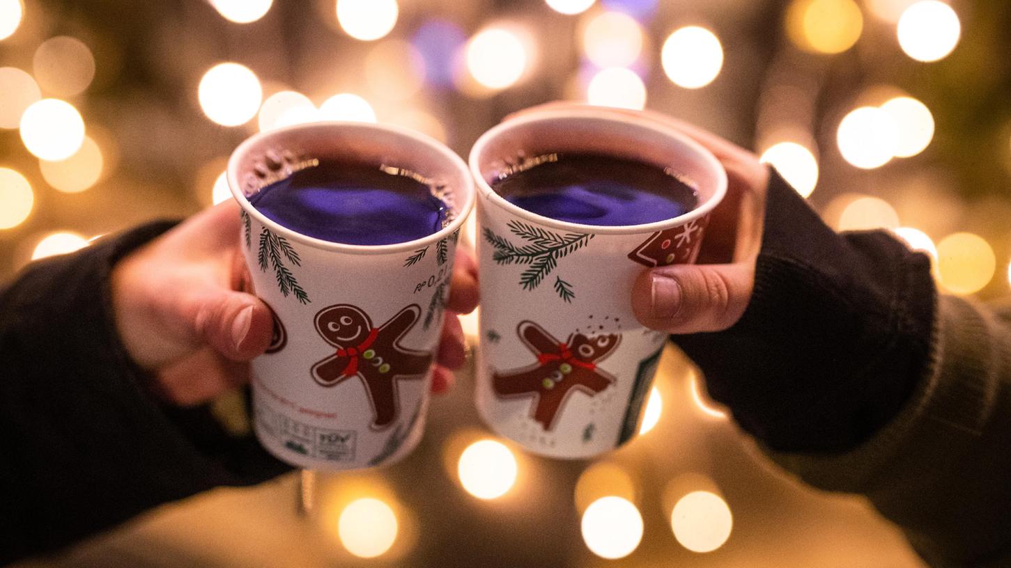 Glühwein auf dem Weihnachtsmarkt: Im Landkreis Fürth fällt das auch heuer aus.