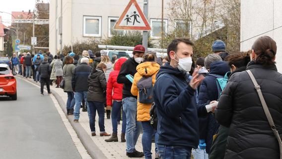 Massenandrang vor dem Impfzentrum in Forchheim: Bald längere Öffnungszeiten