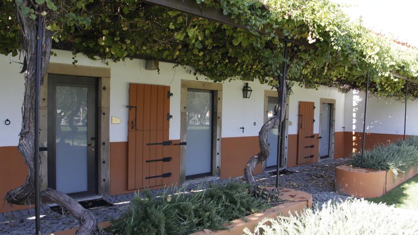 Diese ehemaligen Pferdeboxen wurden zu Hotelzimmern umgebaut. Die Türen erinnern noch an die Stallungen.