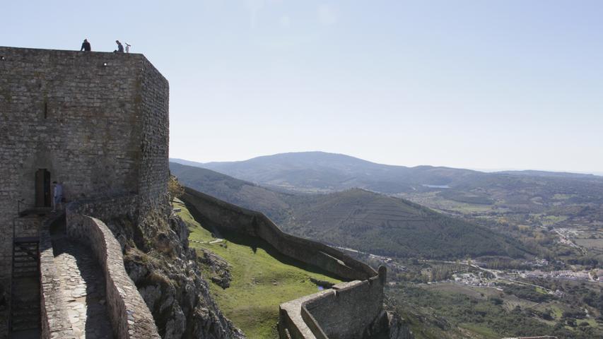 Die Burganlage in Marvao - rund 40 Autominuten von Alter do Chao entfernt - ist noch weitläufiger und höher gelegen. Die Hochburg mit eigener Zisterne (Aufnahme von Wasser für bis zu sechs Monate) diente in der Vergangenheit zur Verteidigung, Kontrolle und Festigung der portugiesischen Grenze. Heute finden auf der Anlage zahlreiche Festivals und Veranstaltungen statt, zum Beispiel im November das Fest der Kastanienbäume.