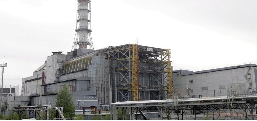 ...Tschernobyl in ihren Bildern so ähnelt, die damalige Katastrophe jedoch, wie nun bekannt wurde, noch übertreffen könnte, ließ einen absehbaren Atomausstieg wieder parteiübergreifend zum Thema werden.