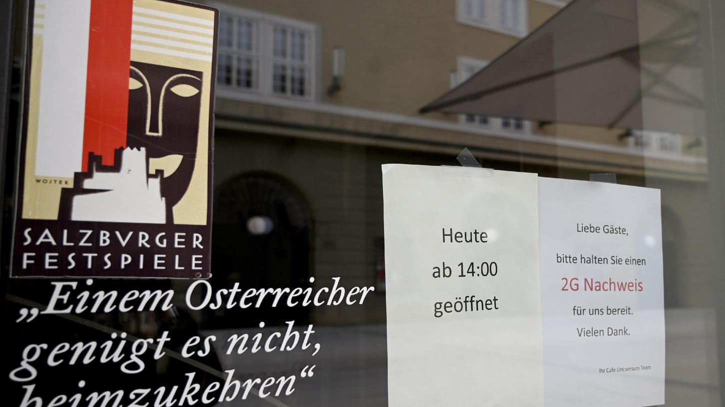 In Österreich gilt 2G schon: Blick auf ein Café in der Salzburger Altstadt.
