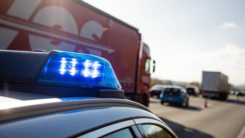 Pferd auf der Autobahn: Ein Verletzter und Vollsperrung auf der A6 Pferd auf der Autobahn: Ein Verletzter und Vollsperrung auf der A6