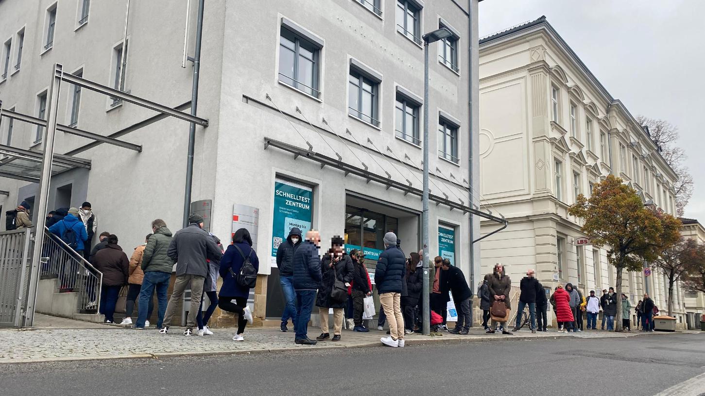 Seit Samstag sind kostenlose Coronatests wieder für alle möglich. Vor einem Testzentrum in Bamberg bildeten sich am Vormittag lange Warteschlangen.
