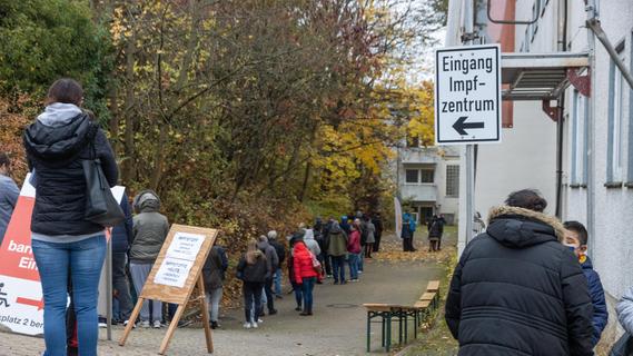 Das Impfzentrum in Forchheim wurde am Freitag regelrecht überrannt. Zeitweise standen mehrere hundert Menschen in der Schlange.