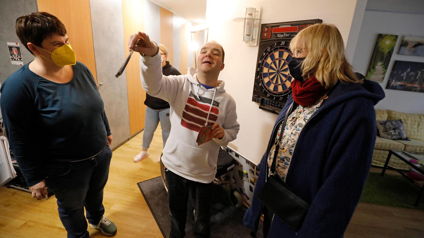 Besuch bei der Wohngemeinschaft, die in einer Wohnung an der Ziegenstraße lebt: Lebenshilfe-Bundesgeschäftsführerin Jeanne Nicklas-Faust (re.) und Anett Zientz, Leiterin des Teams, das den jungen Leuten hilft, mit einem Bewohner.  