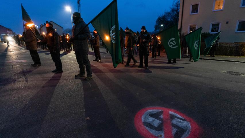 Nach kreativem Protest verschiedener Gruppen müssen die Neonazis über durchgestrichene Hakenkreuze und Bildern von Sophie Scholl laufen.