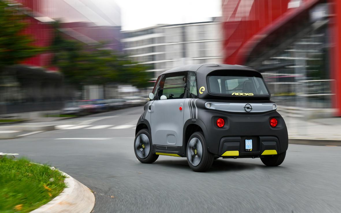 Aufgrund dieser Einstufung darf er schon von Jugendlichen ab 15 Jahren und mit dem "Mopedführerschein" AM pilotiert werden.